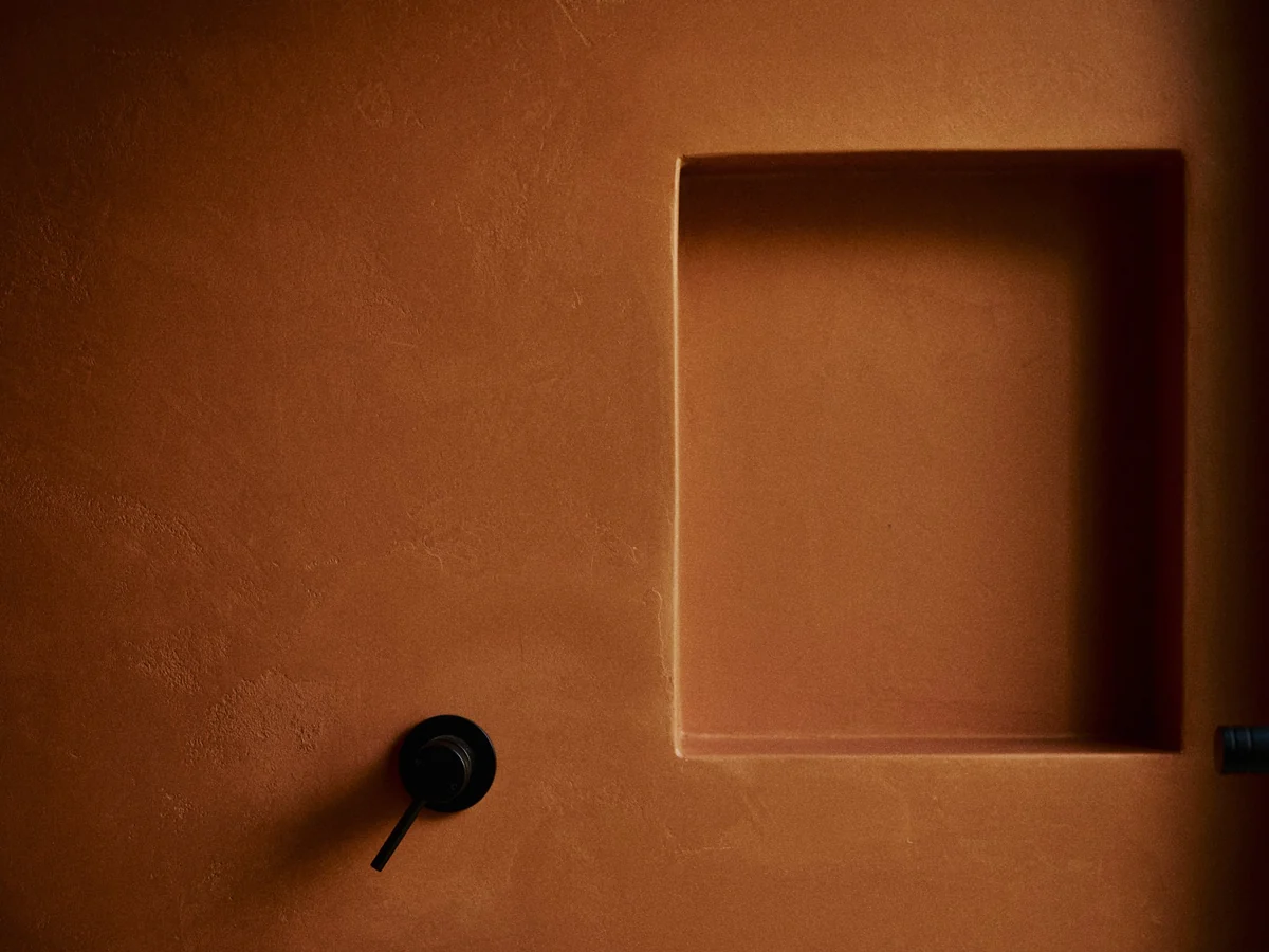 Terracotta shower wall with a recessed niche